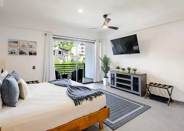 Modern Condo Walk To Marina, Dining & Nightlife
