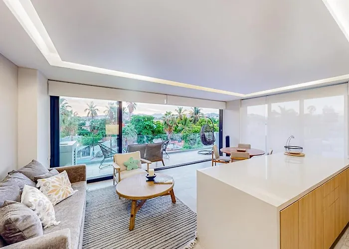Downtown Condo With Great Views, Shared Pool, Hot Tub, & Grill