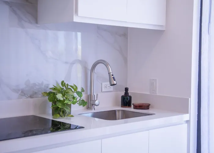 Modern Studio 3 Blocks Away From The Marina King Bed And Pool